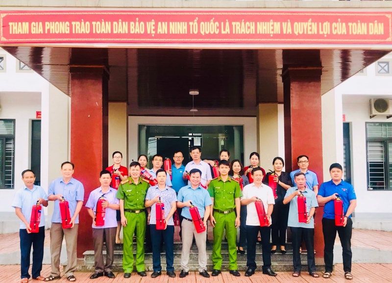 100% Gia đình cán bộ, đoàn viên Công đoàn Khối dân thị xã Hồng Lĩnh trang bị bình PCCC
